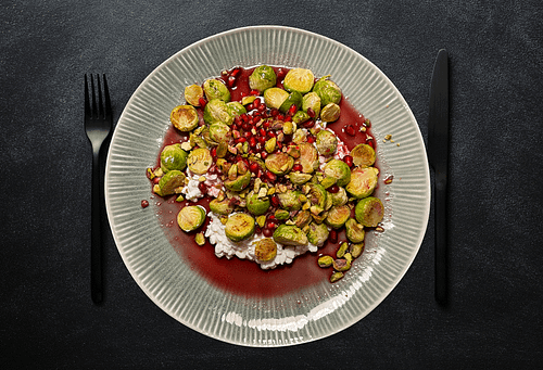 Rosenkohl mit Frischkäse, Granatapfel und Pistazien