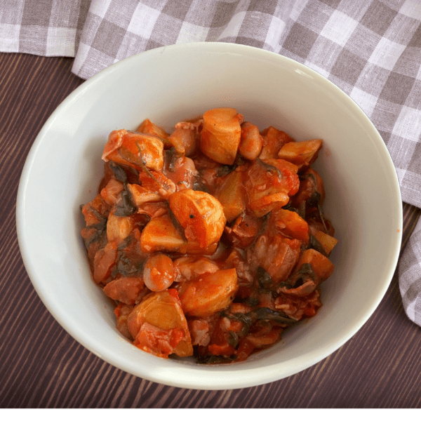 Gulasch mit würziger Chorizo, Bratkartoffeln, Babyspinat und Borlotti-Bohnen 1 Gulasch mit würziger Chorizo, Bratkartoffeln, frischem Spinat und Borlotti-Bohnen